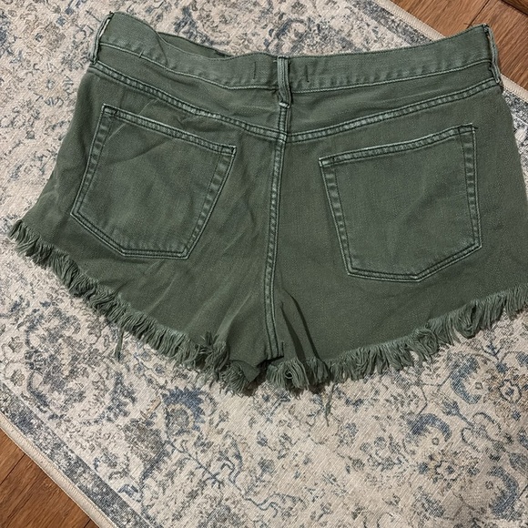 We the free - size 31-  Green Distressed Jean Shorts - cutoffs - button fly - Picture 4 of 4